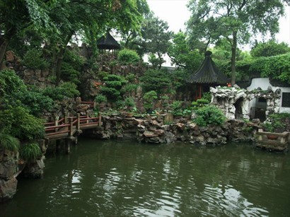 園內有不少小橋流水的景色 , 充滿中國古代園林的氣息。