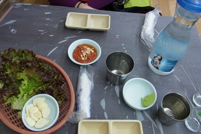 當地人喜歡用菜包海鮮，再沾韓式辣醬吃呢！