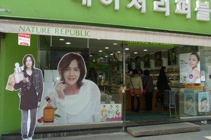 這條古大街既美妝品店既店名也用韓字，好特別！