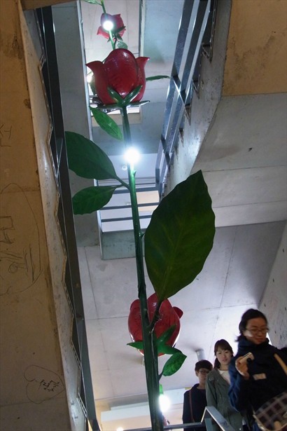 這朵花由地下延伸至頂樓，好特別咁！
