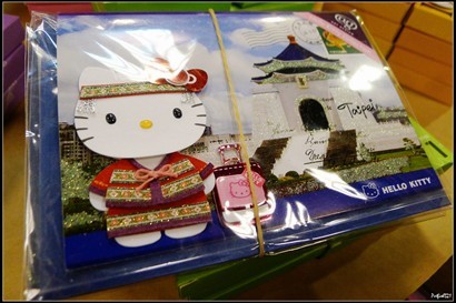 還有Hello Kitty的咭呢!!! 好特別的，因為Hello Kitty是去了旅行，背景便是不同國家的景點。