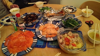 當晚一魚五味：刺身、焗魚皮、煎魚塊、魚頭湯、魚碎炒飯。