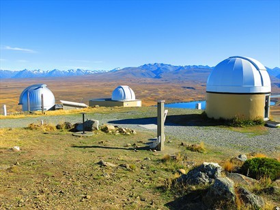 晚上有觀星團的 Mt John，這些都是大學建設的天文望遠鏡。