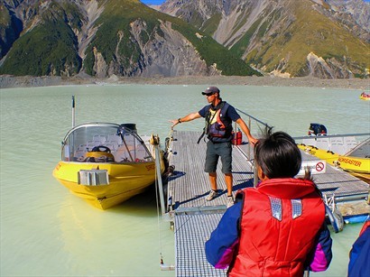 穿好救生衣，可以上船遊冰川湖。