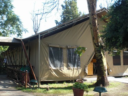 「營地」內的帳篷餐廳，好配合周邊環境。