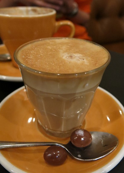 Piccolo + 兩粒咖啡豆朱古力
