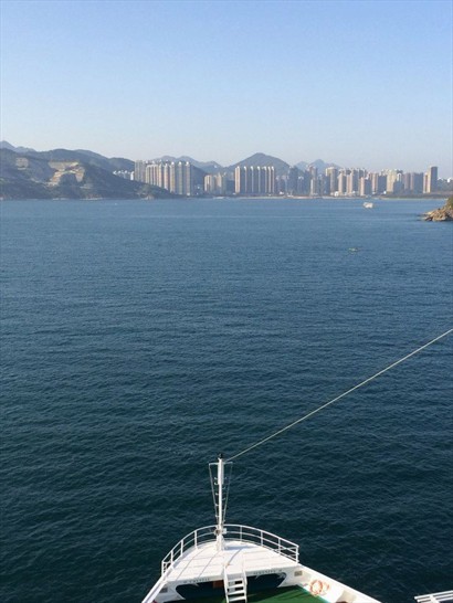 郵輪慢慢駛入香港區域：海面平靜