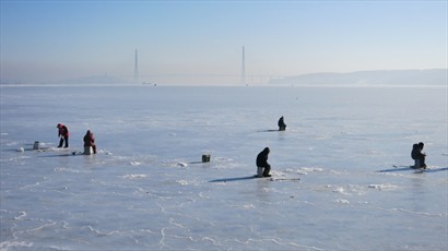 一早已經有當地人冰上釣魚了