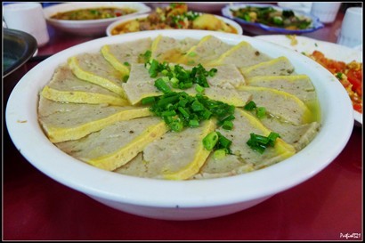 這個菜是一些不知的肉片放入湯內，湯內有些肉丸和菜的，很清淡，但我忘記那菜名了。  這餐我們吃了RMB405/14人