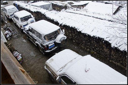 看看師傅們的車也披上了厚厚的雪。