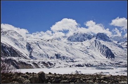 來古冰川為一組冰川的統稱，位於西藏昌都地區八宿縣然烏鎮境內，緊鄰然烏湖，來古冰川是帕隆藏布的源頭，冰雪融水流進然烏湖，湖畔是茂密的原始森林，還有很多原始的藏族村落，包括美西、亞隆、若驕、東嘎、雄加和牛馬冰川，該冰川群中亞隆冰川最為壯觀。