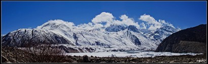 “亞隆冰川”長12公里，從崗日嘎布山海拔6606米的主峰延伸至海拔4千米的崗日嘎布湖；氣候上，地處印度洋季風向青藏高原輸送冷空氣的主要通道，降水充分，有利於冰川的發育，屬於海洋性冰川。