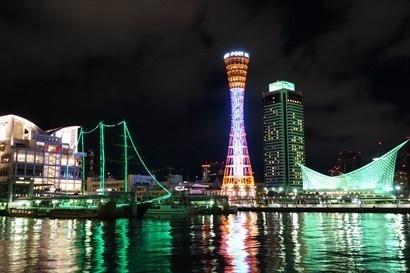 中間紅色的是神戶港塔，最右邊綠色的大型網狀結構物是海洋博物館。
