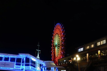 會變色的摩天輪。摩天輪右邊是神戶港旁的MOSAIC廣場，就我所見，多數是食嘢地方。