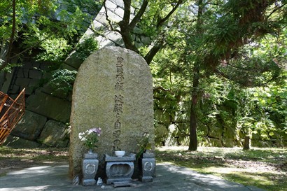 大阪城外有豐臣秀賴和他母親的墓碑。兩位大阪城主人在大阪夏之陣中不敵德川家康，最終自殺。