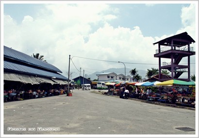 到達"Pekan Nabalu"，左右兩旁都有檔口..主要賣生果,手製品,手信,衫等  而紫色觀景亭已經關閉