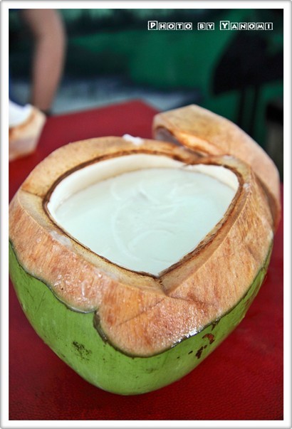 食完燒蜆~點個"椰子布丁"(Rm 5..約$9)  有杯裝/原個裝~當然要食原個裝~超巨椰青..份量好滿  面層起伏部份..係鮮椰肉絲
