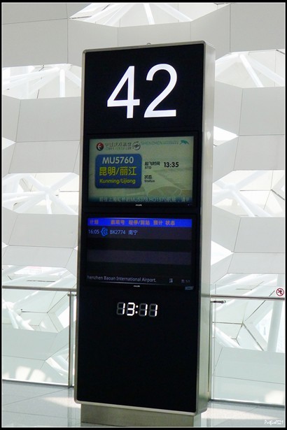 我們這班機是13:35-18:10，連稅和油RMB2450，在昆明中轉，深圳飛麗江。