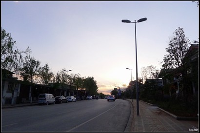 休息過後，我們19:15便外出，沿著大馬路而走，看見快日落了。