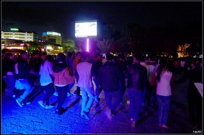 20:05吃飽便離開，沿著大馬路，終於到達古城外的廣場，已經有很多人在跳舞了。 