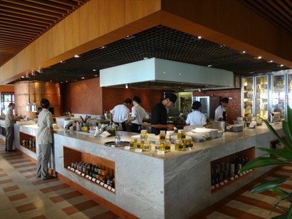 餐店中央一個大開放式廚房