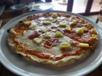Hawaiian Pizza - Tomato Sauce, Mozzarella, Cooked Ham & Pineapple（THB 420）