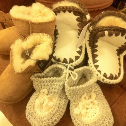 質地好又有不同款式的羊毛、羊皮小靴子，可惜當時未有女兒沒有買給她