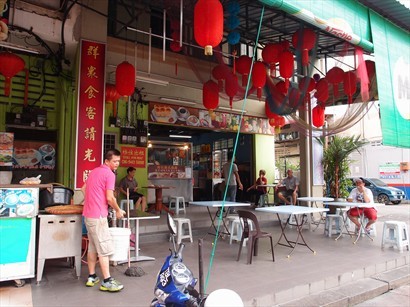 小食館在唐人街中間位置, 紅燈籠高掛, 全售家鄉食品