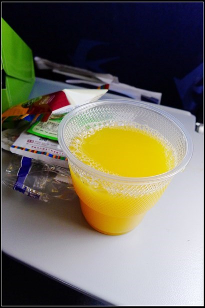 每次我都是飲橙汁，因為在機上比較口乾，飲橙汁多點糖份會舒服。