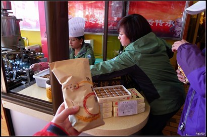 10:40終於到了平台，路過時看見有此核核餅賣，RMB15/包，因為有點冷和肚餓，想吃熱的食物，所以貴一點都買來吃。