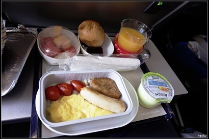 這是今天的標準飛機餐早餐，是西式炒蛋、蕃茄仔、腸、薯餅、麵包、生果和乳酪，配上橙汁，我姐不吃乳酪，便給我吃了，哈哈。 
