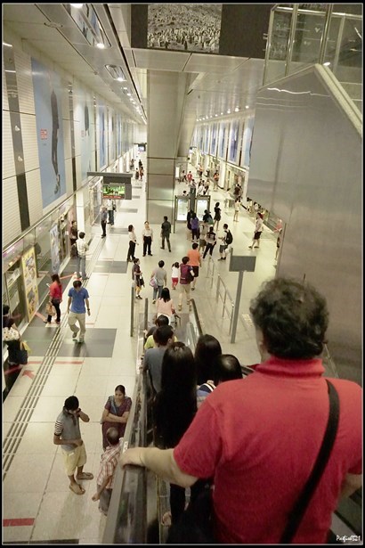 用了SGD4，大約HKD25車費，入閘後便坐扶手電梯到Dhoby Ghaut站。