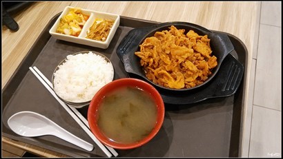韓式豬肉片飯套餐 SGD6，約HKD38。這是姨甥仔所吃的，豬肉片很惹味又不是辣的，一邊吃一邊說好味。