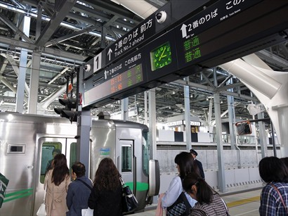 富山站內有很多種列車，到達後要出閘買愛之風富山鐵道的票，再入閘往高岡市，約半小時到達高岡站。