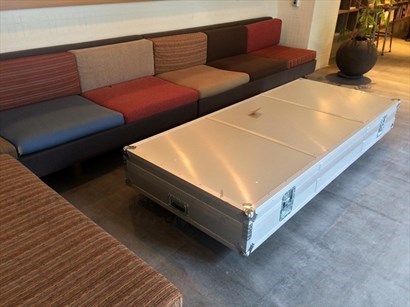 大堂位置的這張大行李箱改造的桌子，配搭由不同布料拼成的沙發，一個字，「型」。