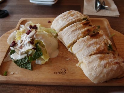 Recotta Cheese Salad - Ciabatta Bread  11500韓圓