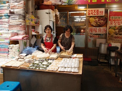 兩位女士正在造糯米糕, 好似中式茶果和糯米糍