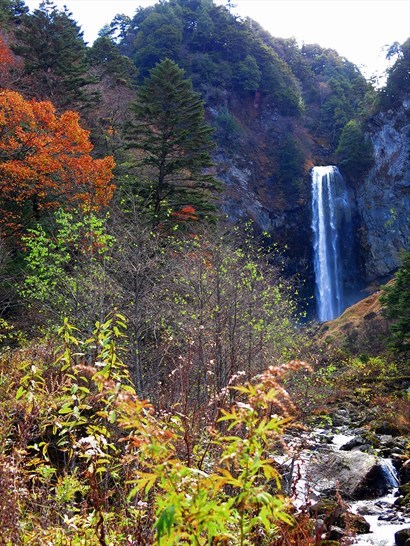 沿斜坡慢慢走10-15分鐘便看見大滝瀑布。
