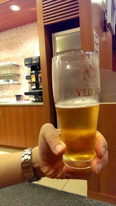 用Priority Pass可在多個機場貴賓室中選一個進去休息一下，我們選的這個有日本啤酒隨便添飲。