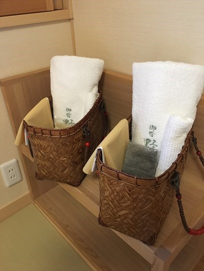 酒店細心準備兩個浸浴包，有大小毛巾、小袋子、襪等