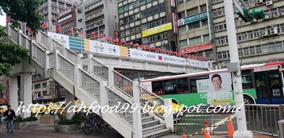掛滿台灣旗幟的天橋