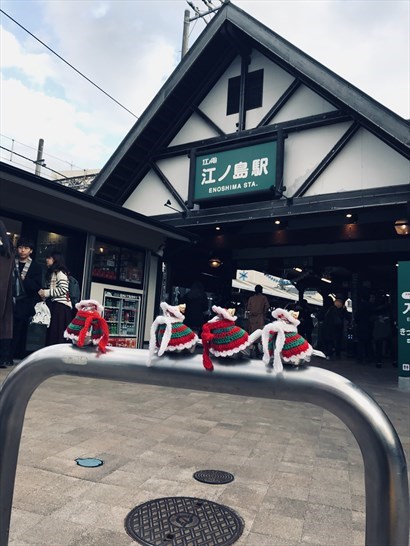 江之島駅前小鳥街頭裝飾著冷衫服飾