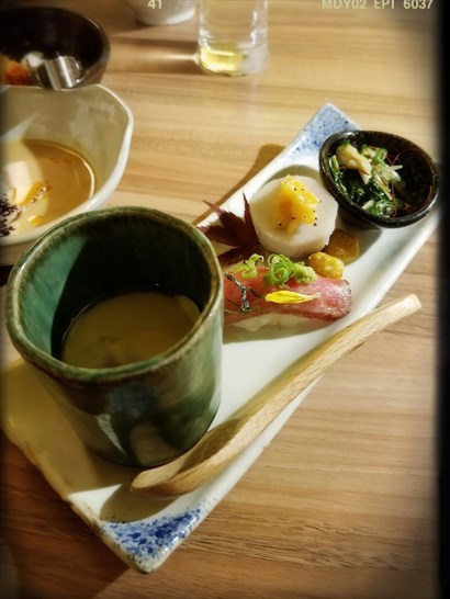 四式前菜以拼盤呈上，左起分別為燉蛋、和牛壽司、芋頭件及漬物