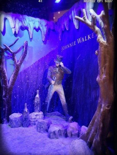 會噴假雪嘅藍白「約翰走路」（Johnnie Walker）模型