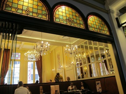 QVB由於要保留內部建築的特色,所有所有餐廳的門面和招牌形狀都統一了。