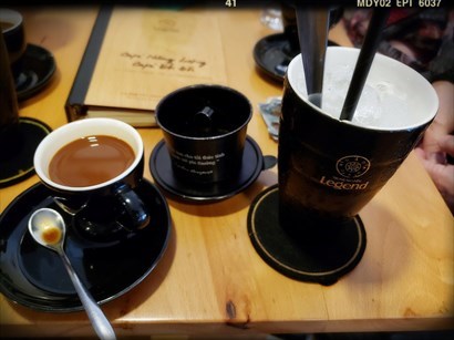 煉奶咖啡「Cà Phê Sữa」（咖啡VND 94,000，約HK$ 31.5；凍熱同價）