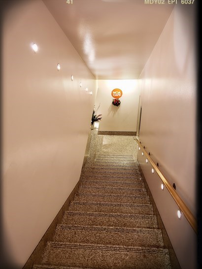 前往地牢餐廳必需行落十幾級樓梯
