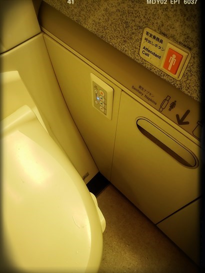 全日空NH 811： B767-300型號班機之商務機艙電動座廁