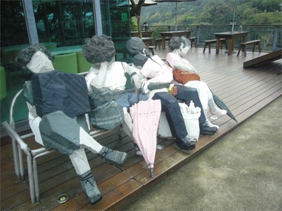 在咖啡館外的雕塑...哈！很切題呢！
