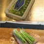 細細芽葱，點綴甘香惹味火炙拖羅壽司